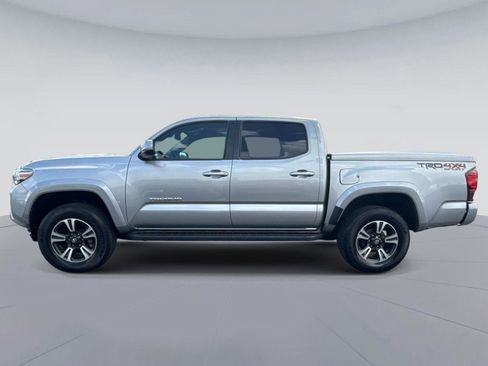 Used 2018 Toyota Tacoma TRD Sport AWD/4WD image 6