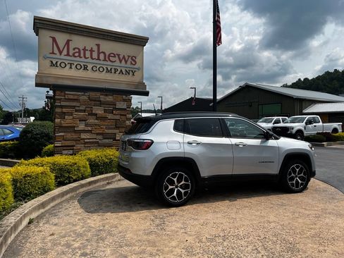Used 2025 Jeep Compass Limited AWD/4WD image 5