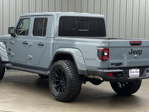 Used 2025 Jeep Gladiator Sport AWD/4WD image 3