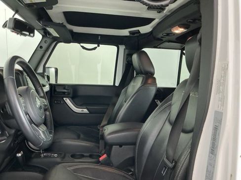 Used 2017 Jeep Wrangler Unlimited Sahara w/ Connectivity Group image 13