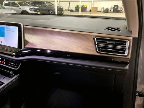 Used 2025 Volkswagen Atlas SE image 15