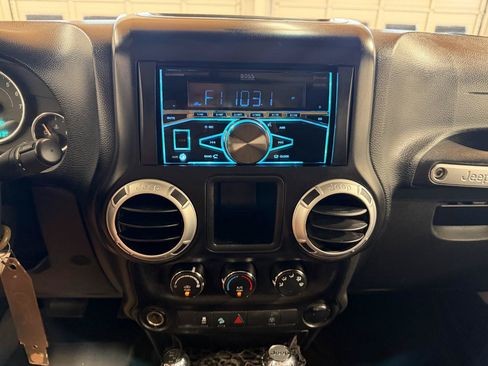Used 2015 Jeep Wrangler Rubicon AWD/4WD image 16