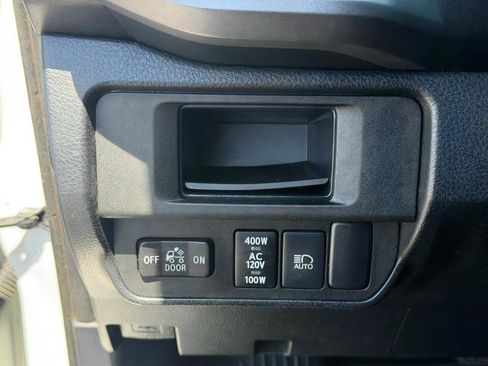 Used 2018 Toyota Tacoma TRD Off-Road AWD/4WD image 18