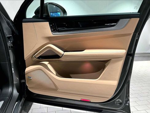 Used 2025 Porsche Cayenne S image 27