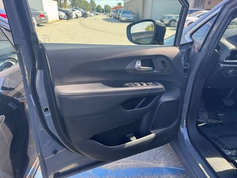 Used 2025 Chrysler Pacifica Select image 18