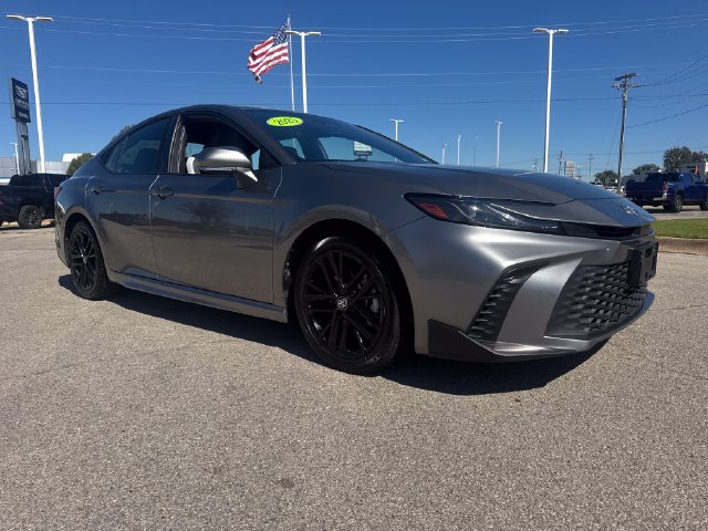 Used 2025 Toyota Camry SE FWD image 9