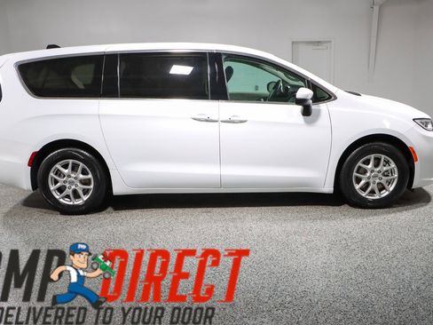 Used 2023 Chrysler Pacifica Touring-L FWD image 6