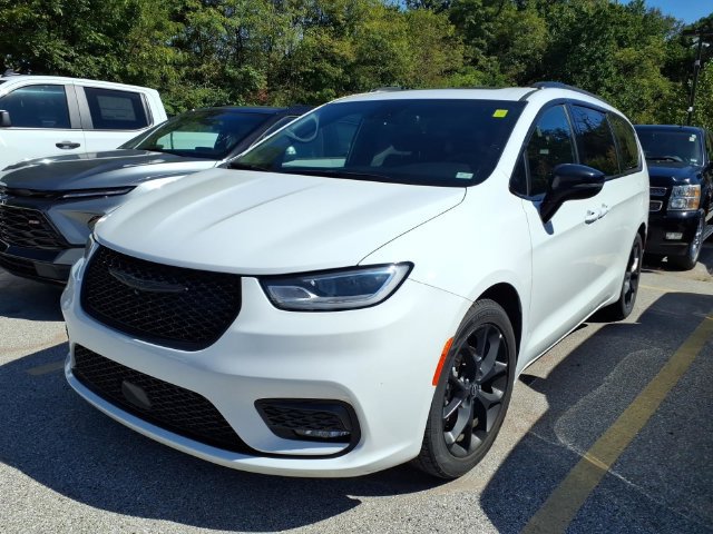 Used 2025 Chrysler Pacifica Limited FWD image 1