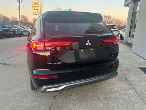Used 2025 Mitsubishi Outlander SE image 7