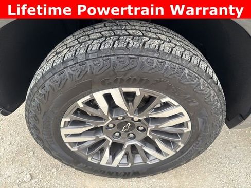 Used 2025 Chevrolet Suburban Z71 image 31