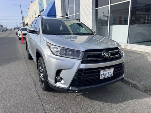 Used 2017 Toyota Highlander SE image 6