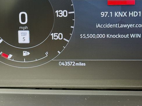 Used 2024 Land Rover Discovery S image 8