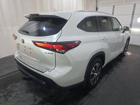 Used 2024 Toyota Highlander XLE AWD/4WD image 3