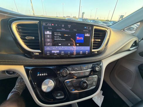 Used 2024 Chrysler Pacifica Limited FWD image 12