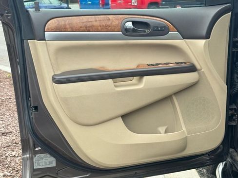 Used 2010 Buick Enclave CXL image 25