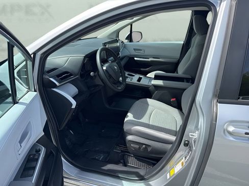 Used 2025 Toyota Sienna LE image 9