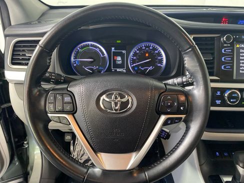 Used 2019 Toyota Highlander XLE AWD/4WD image 17