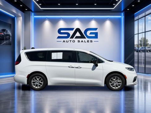 Used 2024 Chrysler Pacifica Touring-L FWD image 3