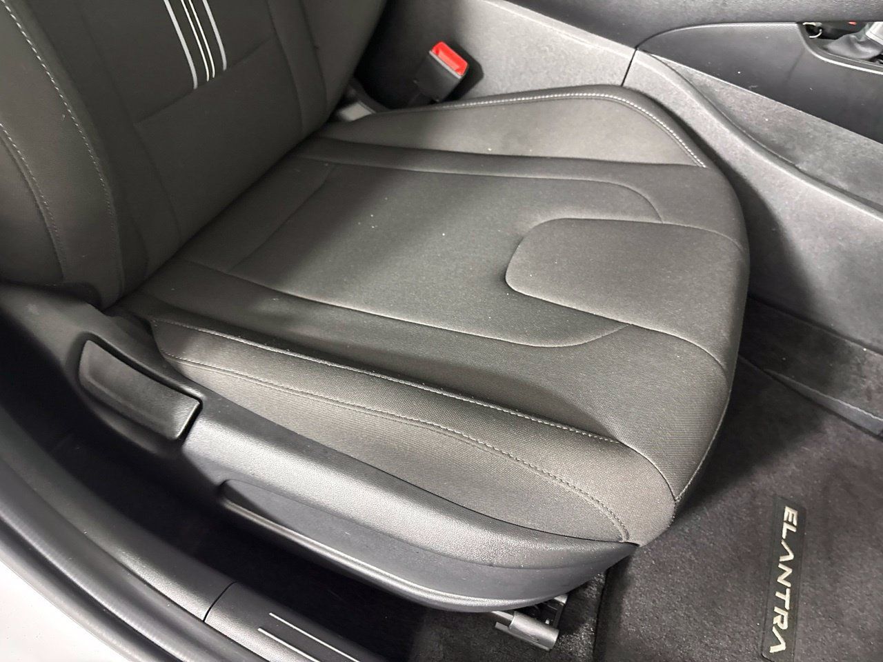 Used 2025 Hyundai Elantra SEL FWD image 31