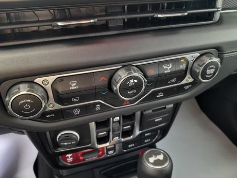 Used 2024 Jeep Wrangler Unlimited Rubicon AWD/4WD image 23