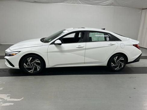 Used 2025 Hyundai Elantra Limited FWD image 6