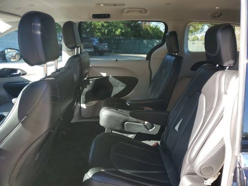 Used 2024 Chrysler Pacifica Touring-L image 20