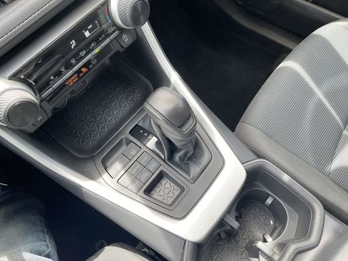 Used 2022 Toyota RAV4 LE AWD/4WD image 21