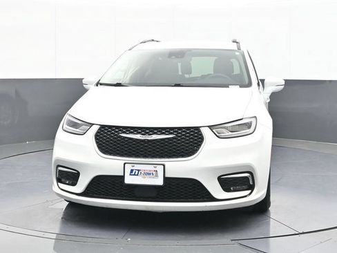Used 2022 Chrysler Pacifica Touring-L FWD image 2