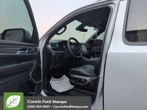 Used 2022 Jeep Wagoneer Series II AWD/4WD image 9