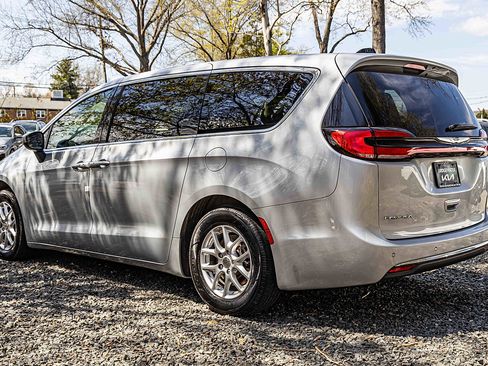 Used 2023 Chrysler Pacifica Touring-L FWD image 4