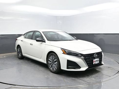 Used 2025 Nissan Altima 2.5 SV FWD image 4