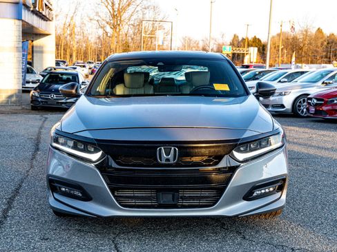 Used 2018 Honda Accord Touring image 2