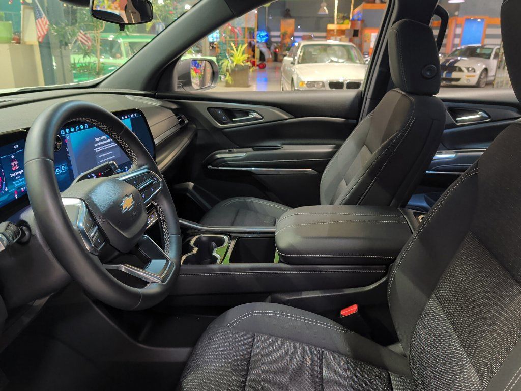 Used 2026 Chevrolet Traverse LT FWD image 17
