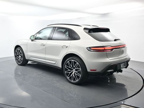 Certified 2025 Porsche Macan image 3