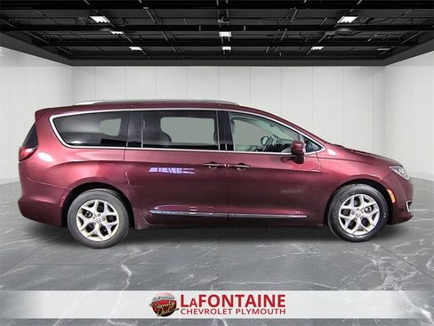 Used 2017 Chrysler Pacifica Touring-L Plus w/ Tire & Wheel Group image 9