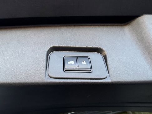 Used 2025 Nissan Rogue SV image 38