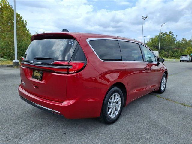Used 2025 Chrysler Pacifica Select FWD image 5