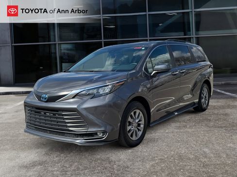 Used 2025 Toyota Sienna XLE image 9