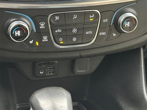 Used 2022 Chevrolet Traverse LT w/ LT Premium Package image 15