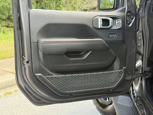 Used 2025 Jeep Wrangler Unlimited Rubicon AWD/4WD image 19