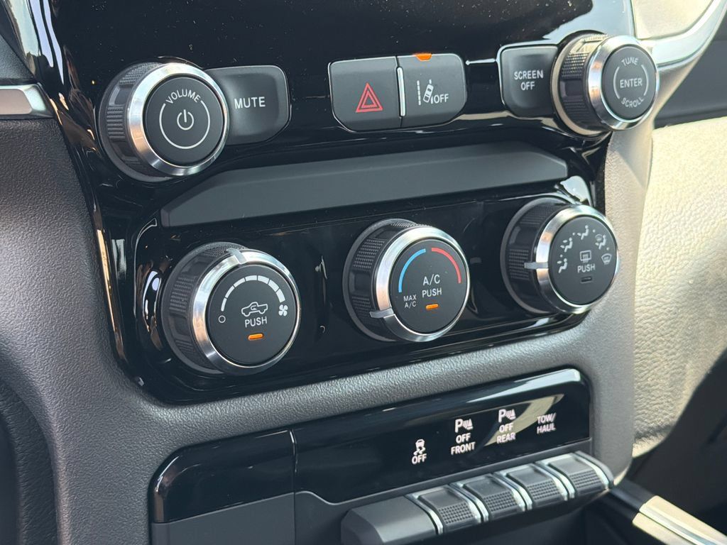 New 2026 RAM 1500 Express AWD/4WD image 22