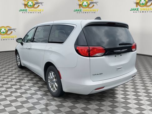 Used 2023 Chrysler Voyager LX image 4