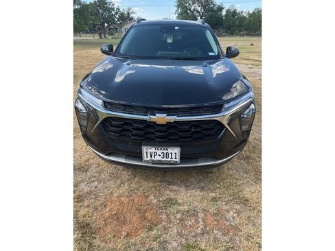 Used 2024 Chevrolet Trax LT w/ Driver Confidence Package FWD image 1