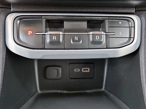 Used 2021 GMC Acadia SLE w/ Driver Convenience Package FWD image 17
