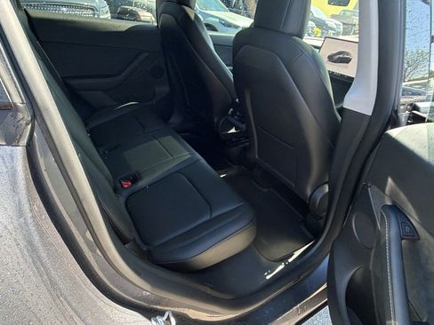 Used 2022 Tesla Model Y Long Range image 22