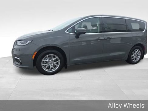 Used 2023 Chrysler Pacifica Touring-L image 12