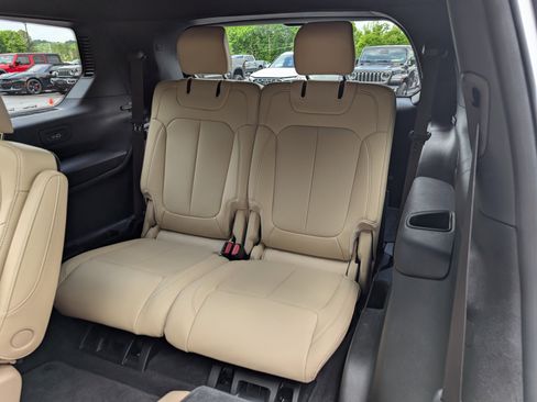 Used 2024 Jeep Grand Cherokee L Limited w/ Luxury Tech Group II AWD/4WD image 19