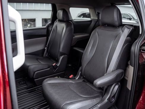 Used 2025 Kia Carnival image 23