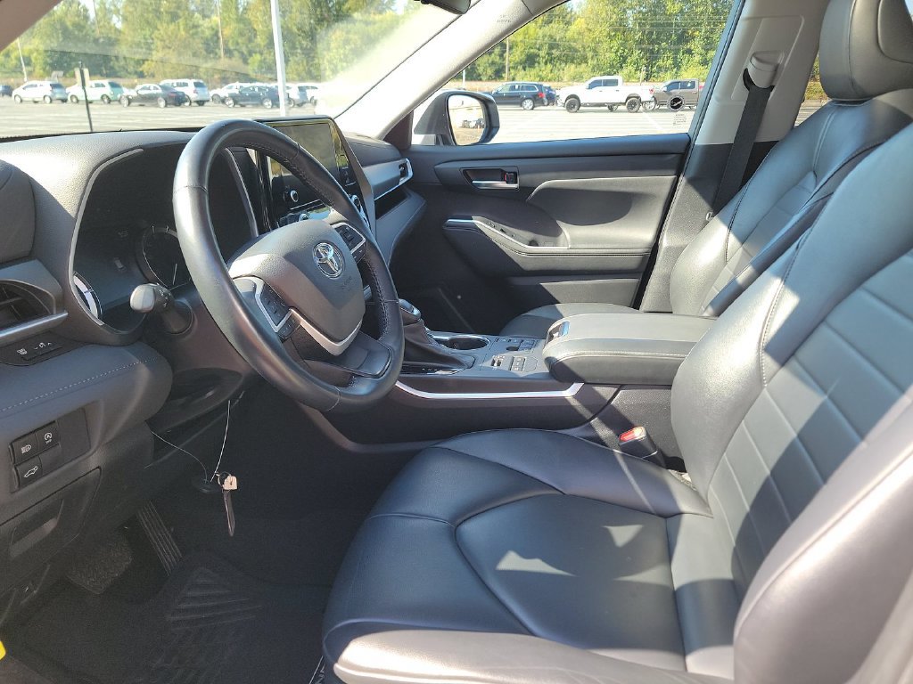 Used 2023 Toyota Highlander XLE AWD/4WD image 3