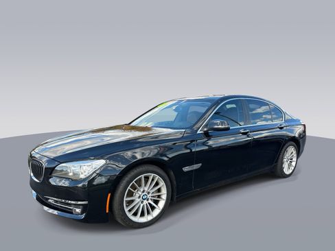 Used 2013 BMW 750i xDrive image 3